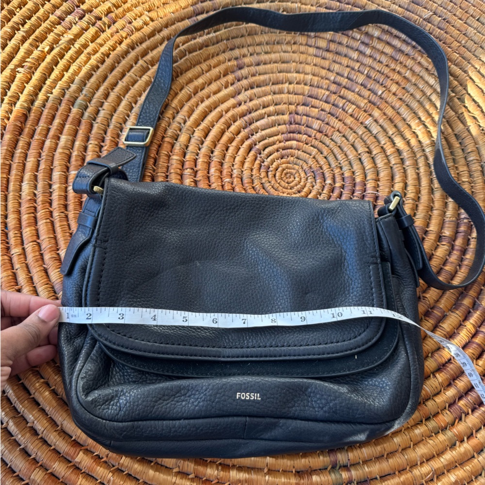 Fossil Black Messenger Bag with Adjustable Strap and Multiple Compartments